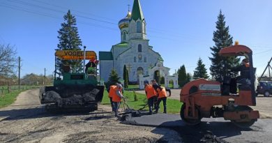 Работники ДРСУ № 180 работают на укладке асфальта в Ситцах.