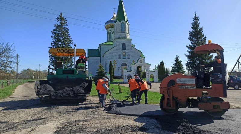 Работники ДРСУ № 180 работают на укладке асфальта в Ситцах.