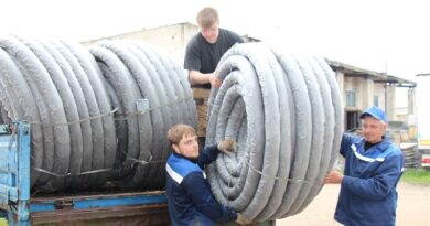 На разгрузцы дрэнажнай трубы Ілья Лашкуноў, 
Іван Вайцяховіч і Сяргей Жабкін (злева направа).