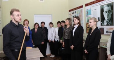 Данііл Маргун праводзіць чарговую экскурсію для гасцей школы.