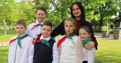 Днямі ў рады піянераў Дар’я Васільева прыняла чацвёртакласнікаў, класным кіраўніком якіх стане ў наступным навучальным годзе.