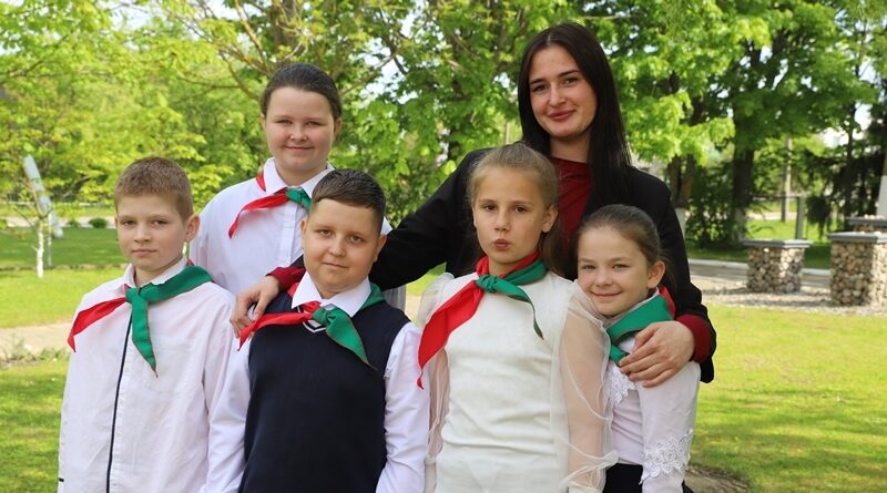 Днямі ў рады піянераў Дар’я Васільева прыняла чацвёртакласнікаў, класным кіраўніком якіх стане ў наступным навучальным годзе.
