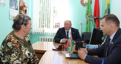 На прыёме ў старшыні райвыканкама
Сяргея Абіралы старэйшына в. Крыпулі Лілія Лініч.