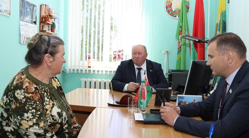 На прыёме ў старшыні райвыканкама
Сяргея Абіралы старэйшына в. Крыпулі Лілія Лініч.