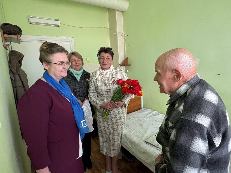 Ветэран Вялікай Айчыннай вайны Уладзімір Бурдыка 9 мая знаходзіўся на лячэнні ў бальніцы. Менавіта там са словамі віншавання і падарункамі Уладзіміра Васільевіча наведалі кіраўнік дэпутацкага корпуса раёна, старшыня раённай арганізацыі “Беларускі саюз жанчын” Валянціна Рандарэвіч, а таксама старшыня раённай арганізацыі “Белая Русь” Алена Таляронак і старшыня Сітцаўскага сельскага Савета дэпутатаў Наталля Каляда.