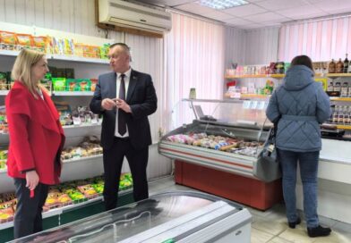 «Магазины шаговой доступности необходимо сохранять и развивать». Депутат Анатолий Сивко посетил магазин «Зодиак» в Докшицах