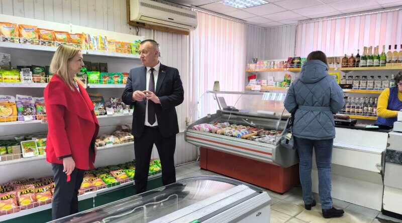 «Магазины шаговой доступности необходимо сохранять и развивать». Депутат Анатолий Сивко посетил магазин «Зодиак» в Докшицах