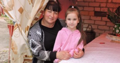 Святлана Пучынская са сваёй памочніцай дачкой Сафійкай.