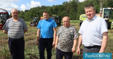 Таргуноўскія працаўнікі палёў: (злева направа) Пётр Кавалёў, Аляксандр Трус, Аляксандр Касцюковіч і Вячаслаў Аніковіч.