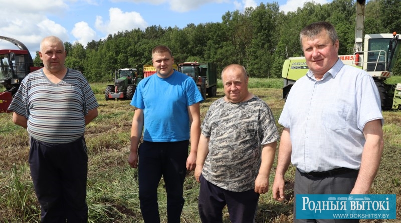 Таргуноўскія працаўнікі палёў: (злева направа) Пётр Кавалёў, Аляксандр Трус, Аляксандр Касцюковіч і Вячаслаў Аніковіч.