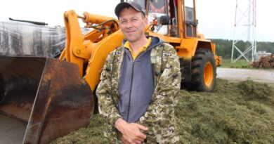 Павел Ганус на трамбоўцы 
сянажнай траншэі на МТК “Дабрунь”.
