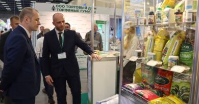 Намеснік дырэктара – галоўны тэхнолаг філіяла Міхаіл Азямблоўскі (справа) знаёміць з прадстаўленай на выставе прадукцыяй ВУ “Віцебскторф” міністра энергетыкі Дзяніса Мароза.