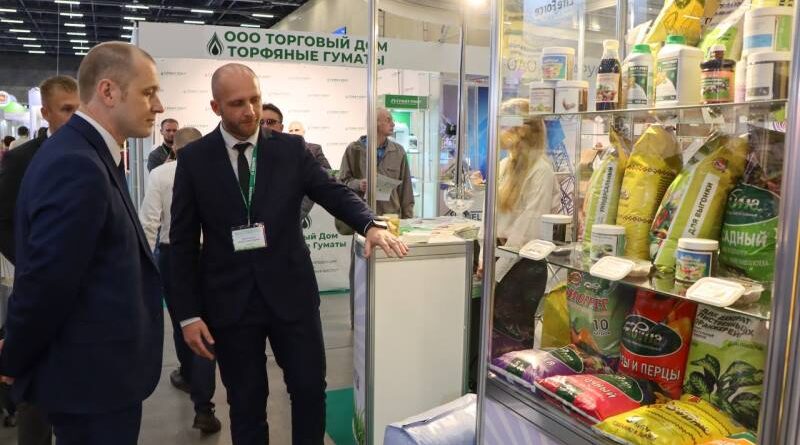 Намеснік дырэктара – галоўны тэхнолаг філіяла Міхаіл Азямблоўскі (справа) знаёміць з прадстаўленай на выставе прадукцыяй ВУ “Віцебскторф” міністра энергетыкі Дзяніса Мароза.