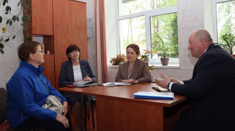На прыёме ў кіраўніка раёна жыхарка агр. Бярозкі.