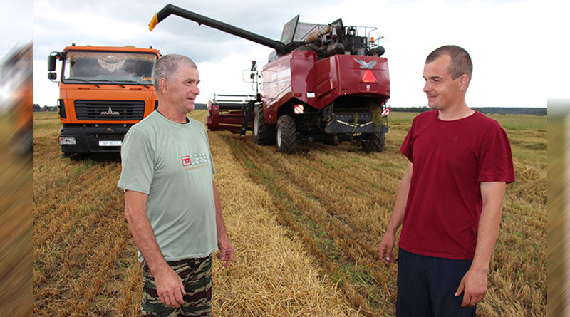 Вадзіцель Леанід Парфяновіч і старшы камбайнер Віктар Суднік.