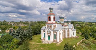 Храм Пакрова Прасвятой Багародзіцы –
дакладная копія Храма ўсіх Святых у Бягомлі.