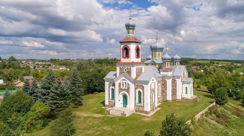 Храм Пакрова Прасвятой Багародзіцы –
дакладная копія Храма ўсіх Святых у Бягомлі.