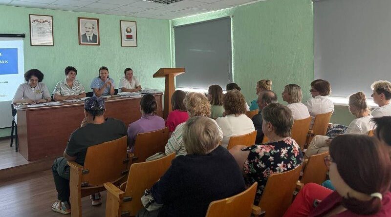 заместитель председателя райисполкома Марина Климович с коллективом ЦРБ;