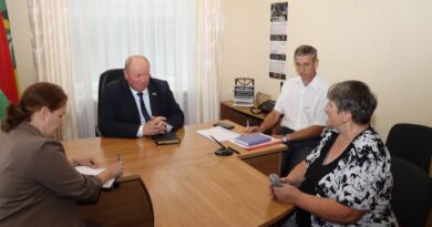 На прыёме ў Сяргея Абіралы жыхарка агр. Порплішча.