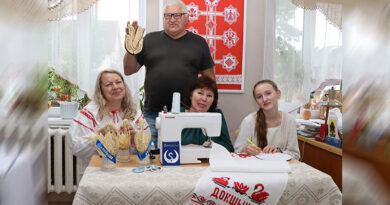 Над сувенірамі шчыруюць Таццяна Марціновіч, Наталля Пятровіч, Крысціна Палячонак і Віктар Гарбачоў.