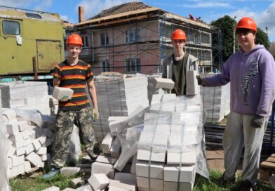В Докшицком районе на строительном объекте трудится молодежь