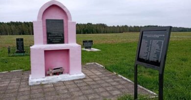 20 марта 1943 года в Золотухах от рук фашистов погибли 43 человека, 
сожжено 10 дворов.