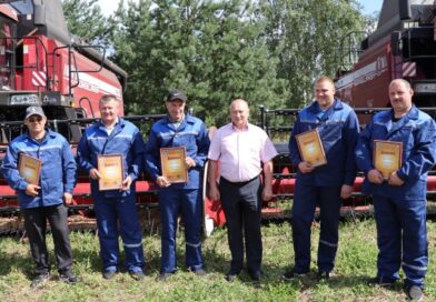 Все экипажи комбайна ОАО «Торгуны» Докшицкого района намолотили по тысяче и более тонн зерна