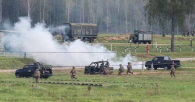 В Витебском районе состоялось закрытие совместного учения с Коллективными силами оперативного реагирования Организации Договора о коллективной безопасности (ОДКБ). В завершающий день учений на полигоне "Лосвидо" состоялась практическая отработка тактических эпизодов по ведению боевых и специальных действий созданной группировкой коллективных сил. В учениях, проходивших в Витебской области, принимали участие контингенты Коллективных сил ОДКБ Республики Беларусь, Республики Казахстан, Кыргызской Республики, Российской Федерации и Республики Таджикистан.На снимке: во время учений.Фото Александра Хитрова, БЕЛТА.