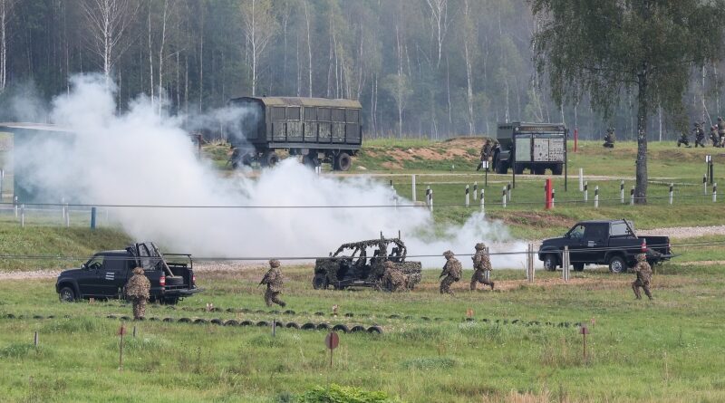 В Витебском районе состоялось закрытие совместного учения с Коллективными силами оперативного реагирования Организации Договора о коллективной безопасности (ОДКБ). В завершающий день учений на полигоне "Лосвидо" состоялась практическая отработка тактических эпизодов по ведению боевых и специальных действий созданной группировкой коллективных сил. В учениях, проходивших в Витебской области, принимали участие контингенты Коллективных сил ОДКБ Республики Беларусь, Республики Казахстан, Кыргызской Республики, Российской Федерации и Республики Таджикистан.На снимке: во время учений.Фото Александра Хитрова, БЕЛТА.