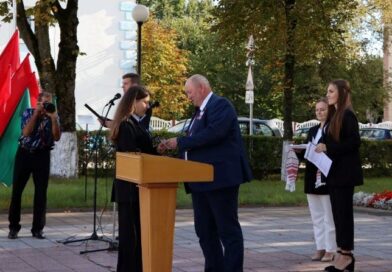 В Докшицах вручили билеты новым членам районных организаций ОО «БРСМ», РОО «Белая Русь» и отделения партии «Белая Русь»