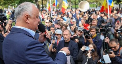 Оглашение итогов выборов вызвало неоднозначную реакцию в молдавском обществе. Кишинев, 28 сентября.