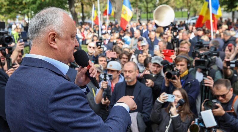 Оглашение итогов выборов вызвало неоднозначную реакцию в молдавском обществе. Кишинев, 28 сентября.