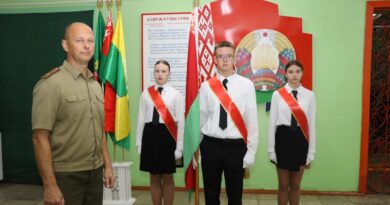 Алег Камінскі са школьнай сцяганоснай групай, якую рыхтуе да ўрачыстых мерапрыемстваў.