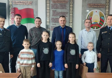 Сотрудникам Докшицкого РОВД — многодетным отцам — вручили подарки от министра внутренних дел Сотрудникам Докшицкого РОВД — многодетным отцам — вручили подарки от министра внутренних дел