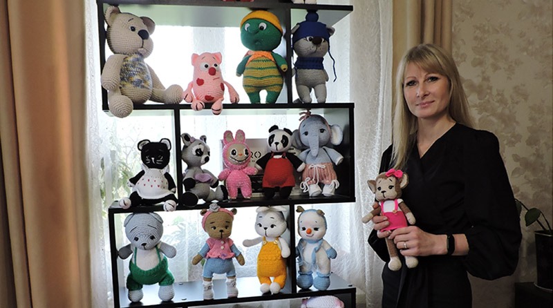 Таццяна Шыталь са сваёй рукатворнай казкай.