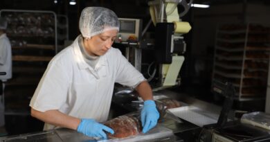 Спрытнасць рук Святланы Васілевіч – і свежавыпечаны 
хлеб упакаваны.