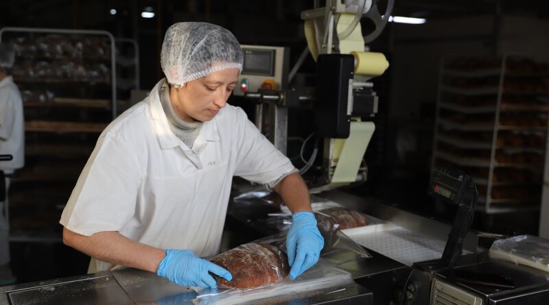 Спрытнасць рук Святланы Васілевіч – і свежавыпечаны 
хлеб упакаваны.