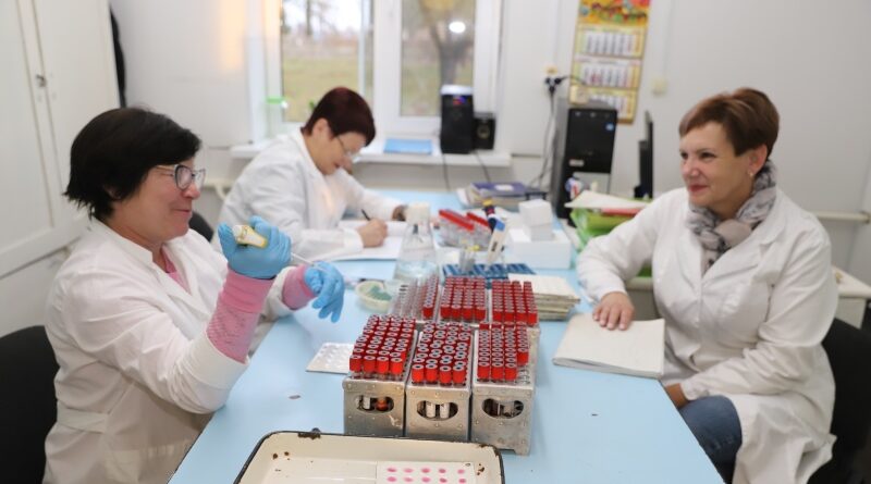 За работай (злева направа) Іна Ліннік, Аксана Парцянка і Марына Марыніч.