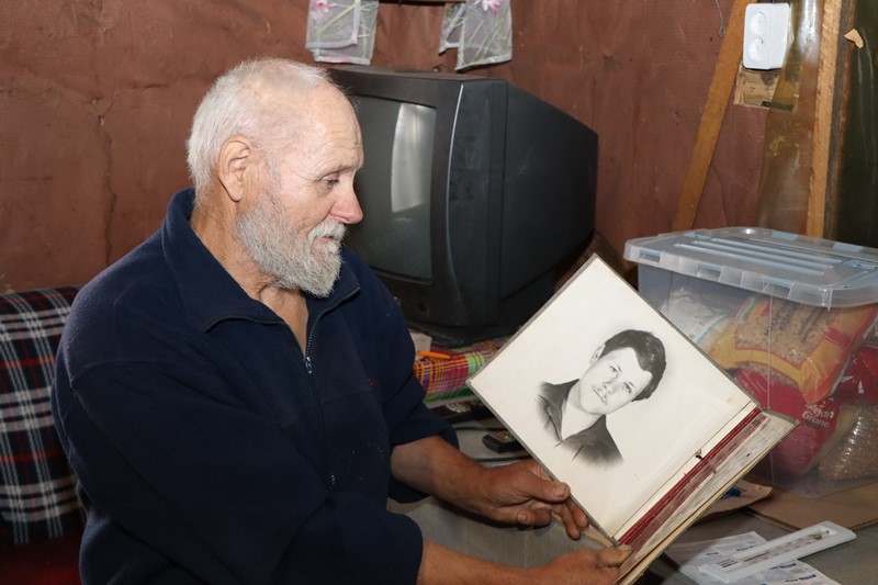 Віктар Шнітко са сваім студэнцкім альбомам.