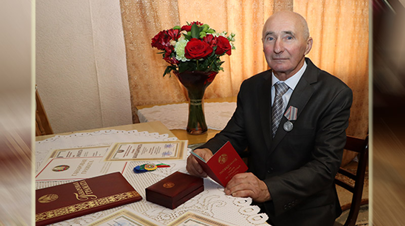 Васіль Варанковіч з узнагародамі.