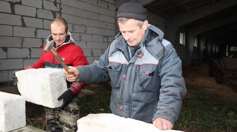 Стройбригаде КУСХП «Гнездилово-Агро» работы хватает круглый год Стройбригаде КУСХП «Гнездилово-Агро» работы хватает круглый год