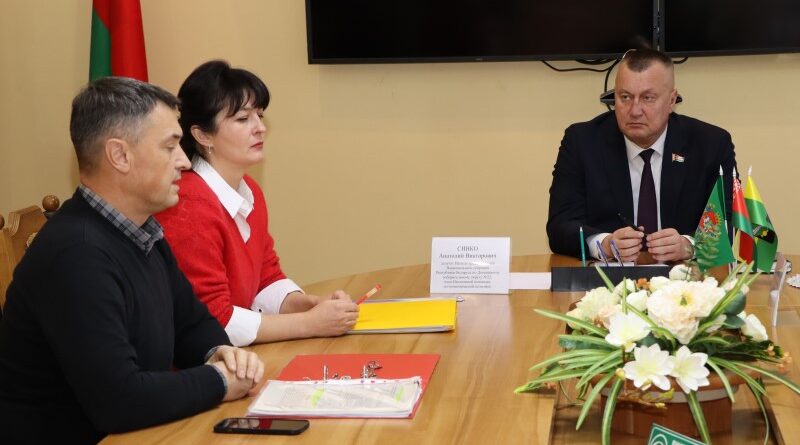 Кіраўніцтва ТАА “Докшыцкая швейная 
мануфактура” на прыёме ў дэпутата.