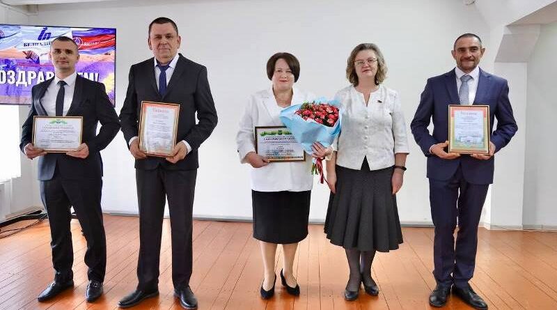 Валянціна Рандарэвіч (другая справа)
з узнагароджанымі работнікамі “Віцебскторфа”.