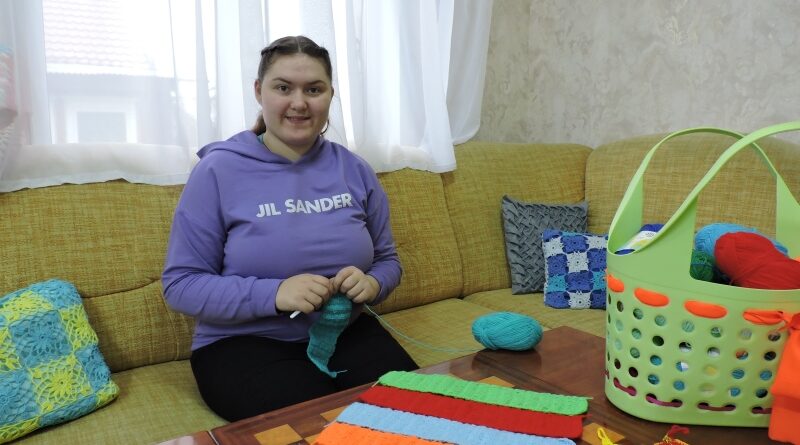 Звязаць дзясятак яркіх палосак, пераплесці іх і абвязаць па перыметры – і прыгожы чахол на табурэт ад Дар’і Падляшчук гатовы.