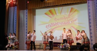 На сцене танцевальный коллектив
СШ № 1 г. Докшицы имени И.С. Полевого.