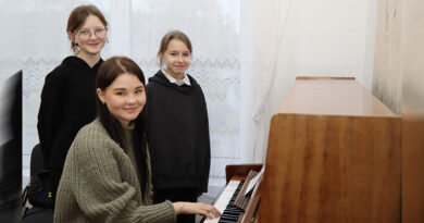 Поучиться играть на фортепиано к молодой учительнице Марии Сапегиной зашли ученицы художественного отделения школы искусств Катя Александрович и Маша Скробут.