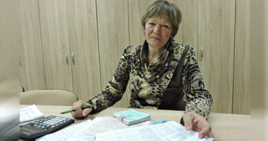 Тамара Парцянка працуе са справаздачнымі дакументамі.