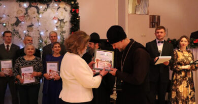 Валянціна Рандарэвіч уручае ўзнагароду
протаіерэю Віктару Гміру.