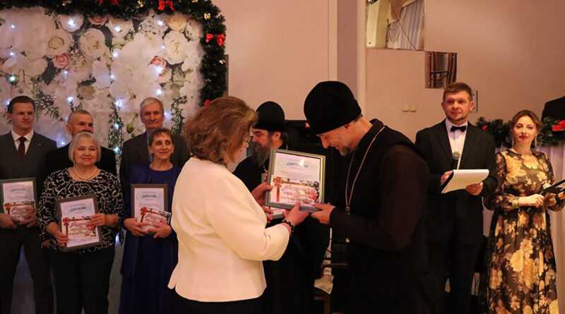Валянціна Рандарэвіч уручае ўзнагароду
протаіерэю Віктару Гміру.