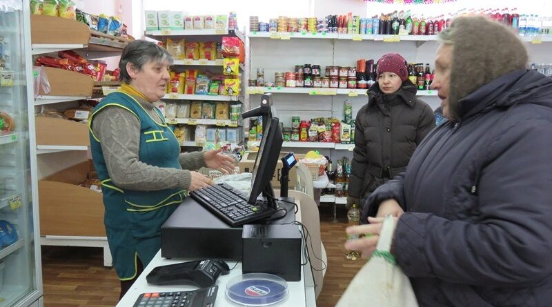 Прадавец Марына Лявоха заўсёды рада пакупнікам.
